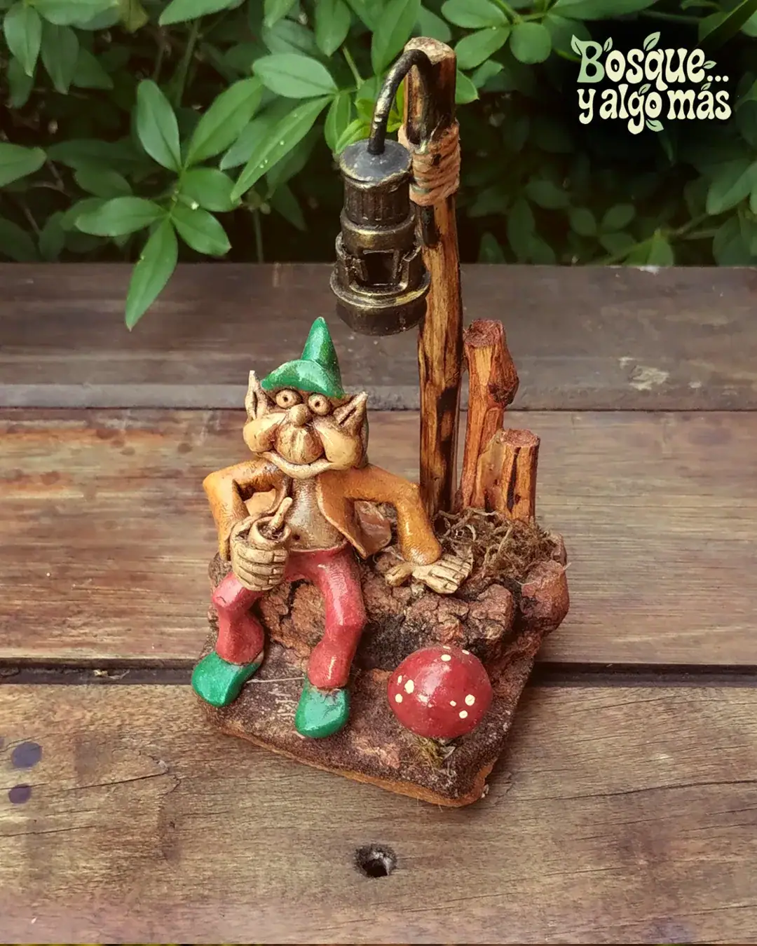 Gnomo artesano junto a un farol